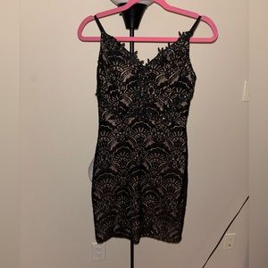 SIZE 7. Adjustable straps, zip back